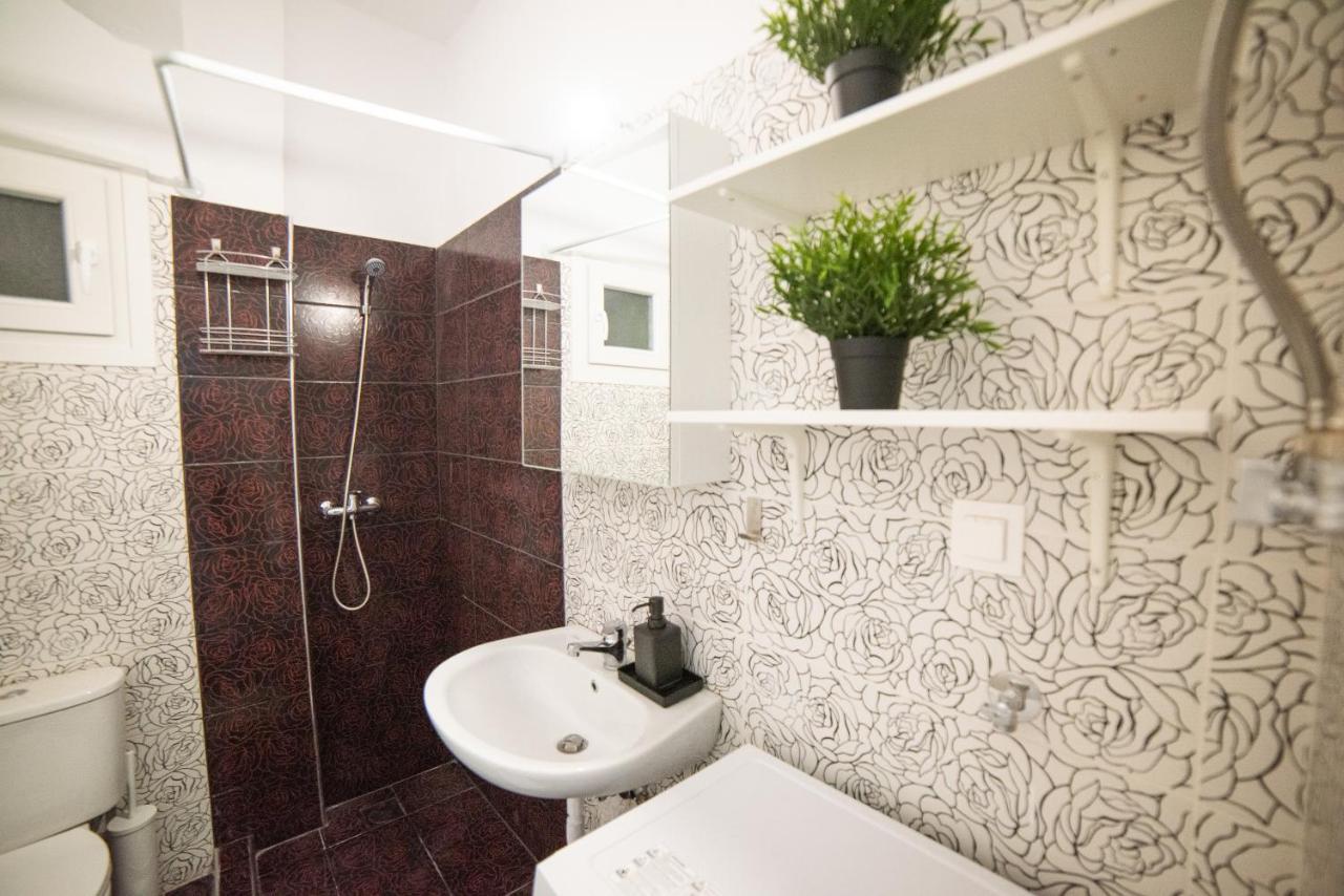 Chris & Mary Comfort Rooms 2 Skala Neon Epivaton Luaran gambar