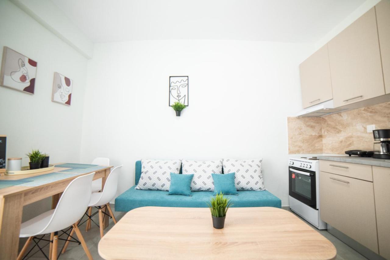 Chris & Mary Comfort Rooms 2 Skala Neon Epivaton Luaran gambar