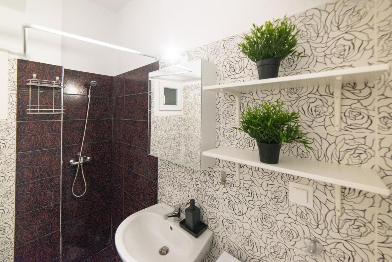 Chris & Mary Comfort Rooms 2 Skala Neon Epivaton Luaran gambar