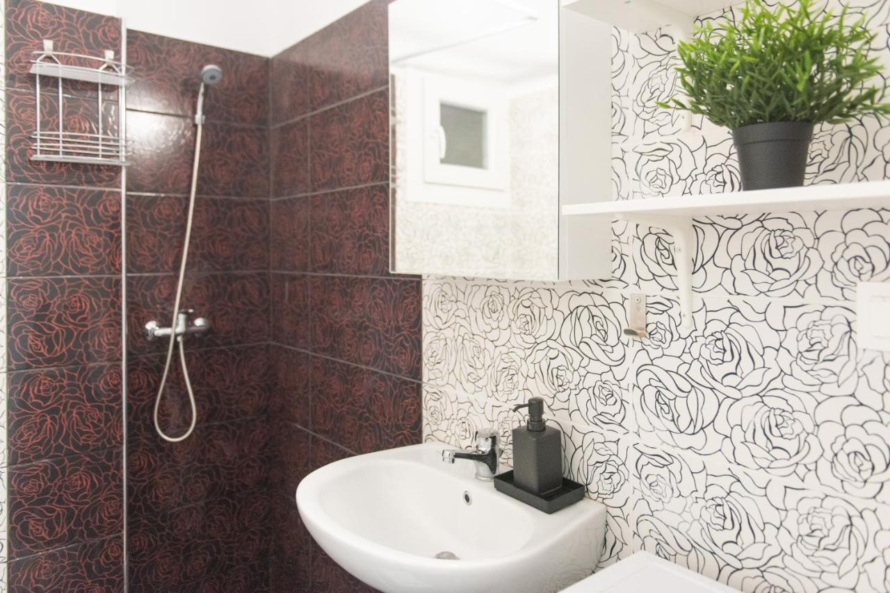 Chris & Mary Comfort Rooms 2 Skala Neon Epivaton Luaran gambar